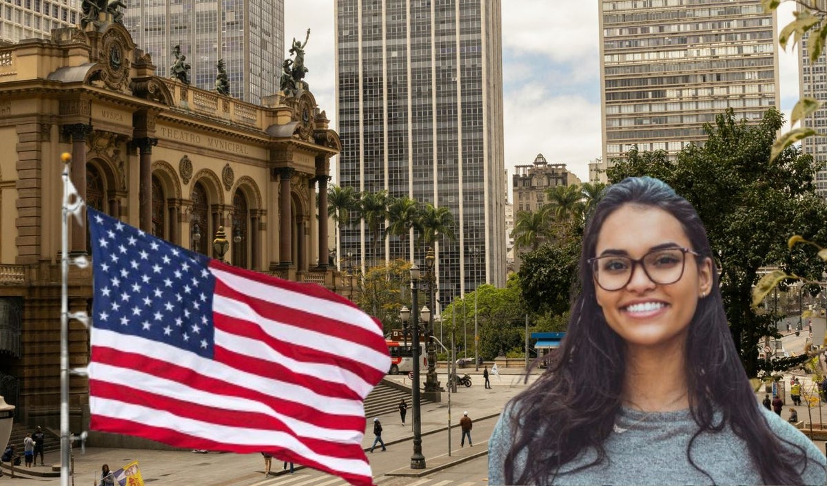 Estados Unidos y una mujer latina sonriendo