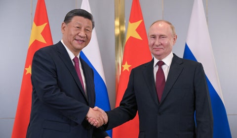 Presidente de Rusia, Vladimir Putin, se reúne con el presidente de China, Xi Jinping.