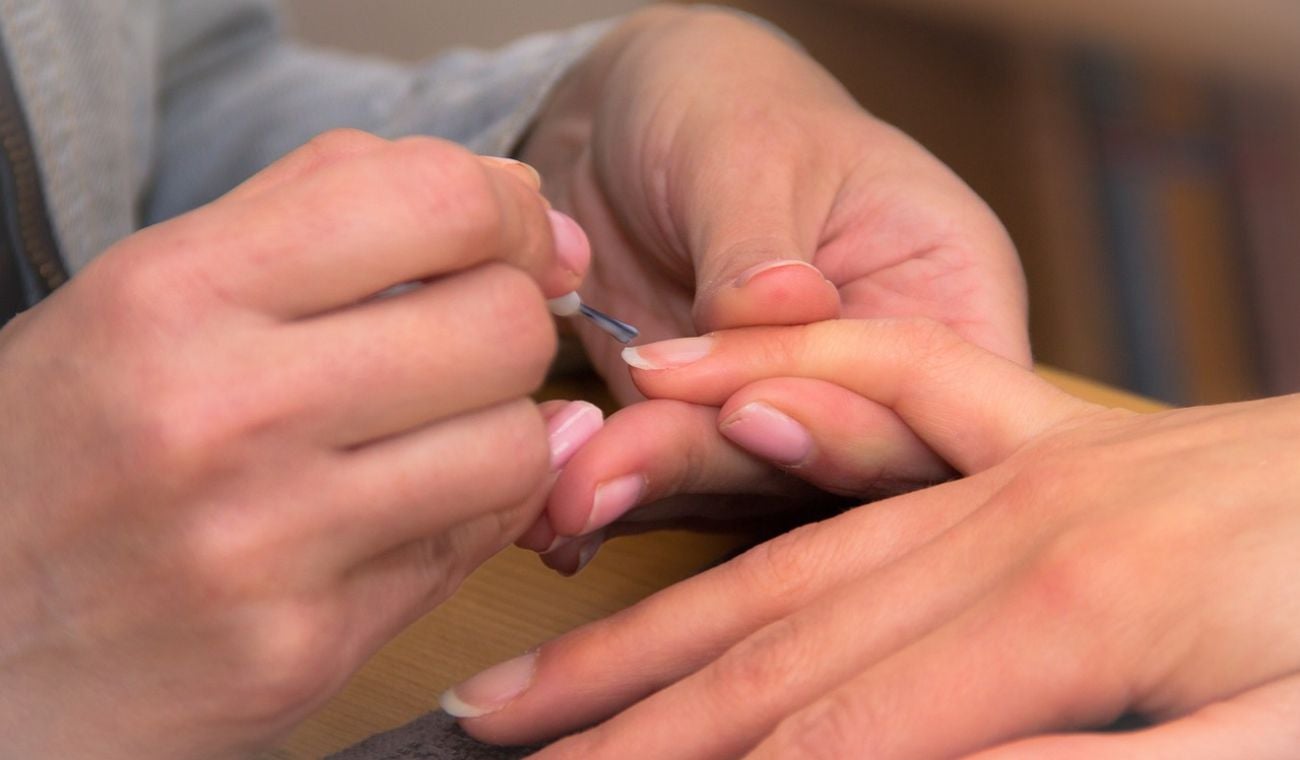 ¿Qué significan las rayas blancas en las uñas?