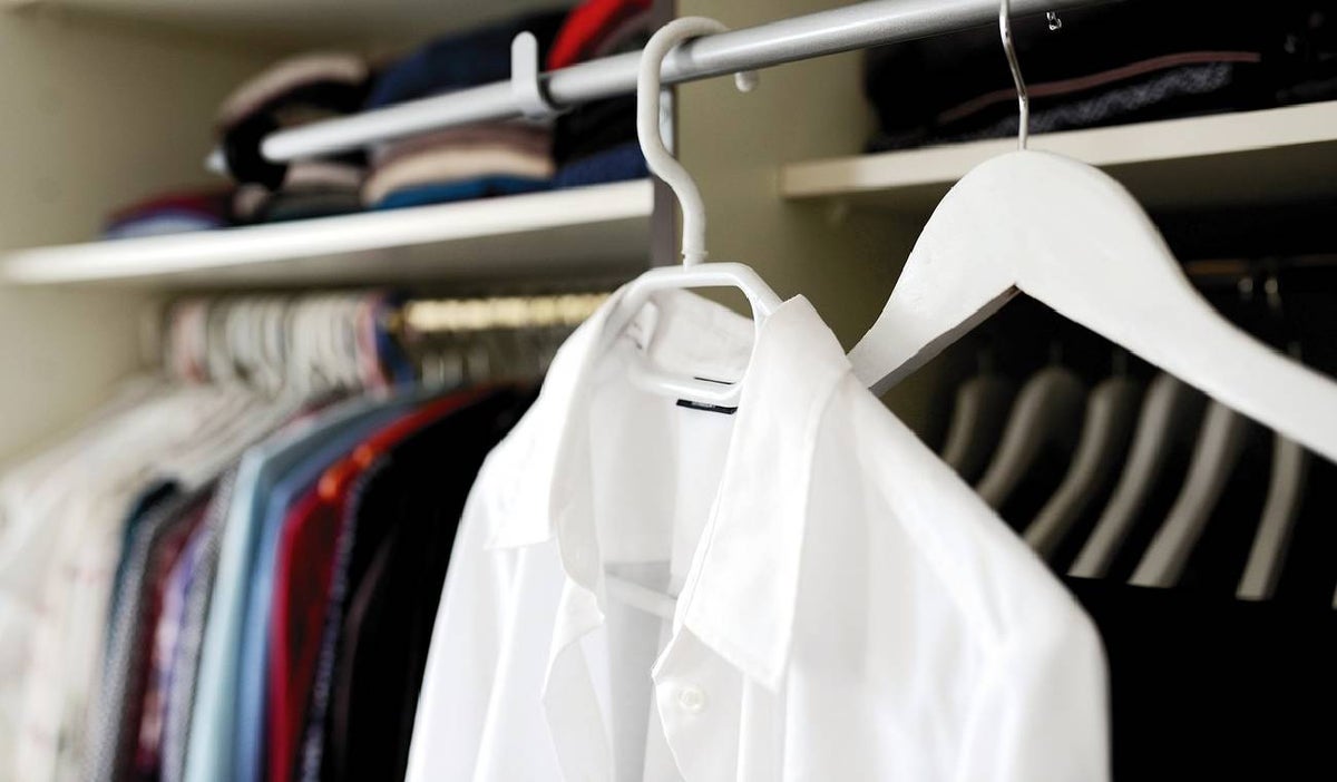 Por qué se debe lavar la ropa nueva