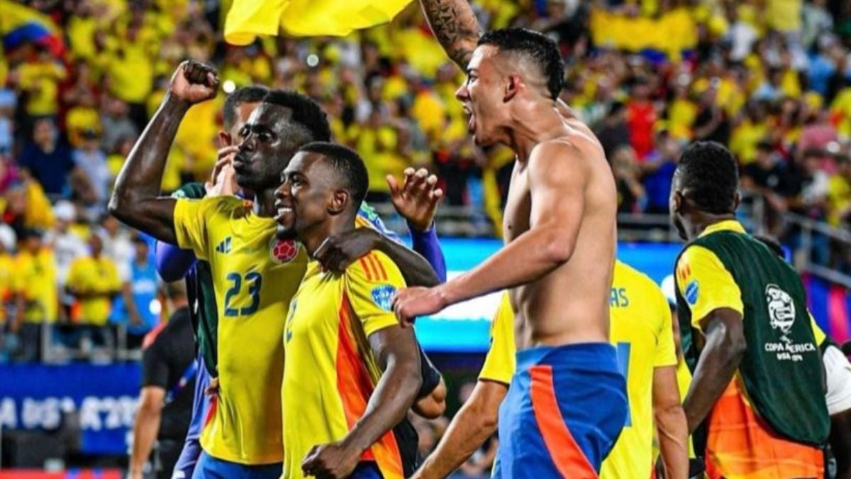 Piloto de avión da la noticia del triunfo de la Selección Colombia a pasajeros en pleno vuelo