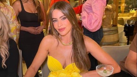Sofía Vergara celebra su cumpleaños número 52 de amarillo