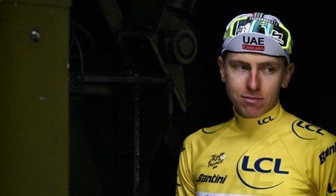 Tadej Pogacar sufre acto de intolerancia durante la etapa 14 del Tour de Francia.