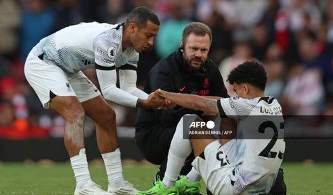 Thiago, auxiliando a Luis Díaz el día que Partey lo lesionó