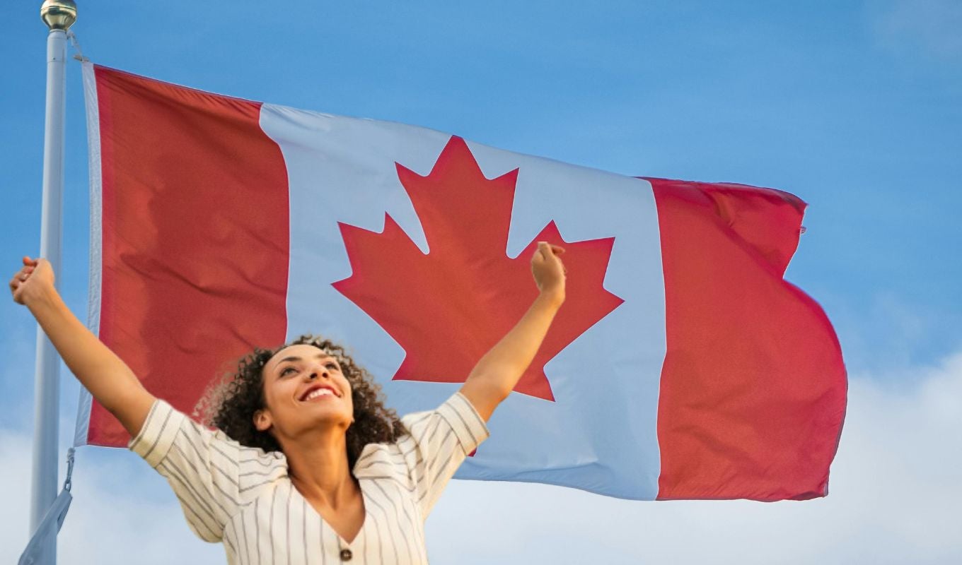 Bandera de Canadá y una persona celebrando