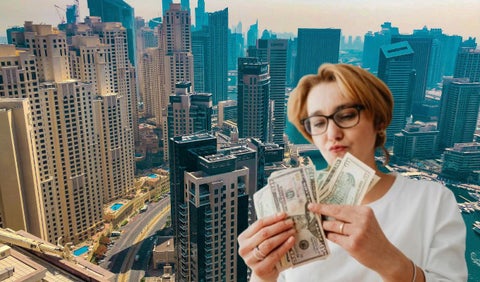 Panorámica de Dubai y una mujer con dólares