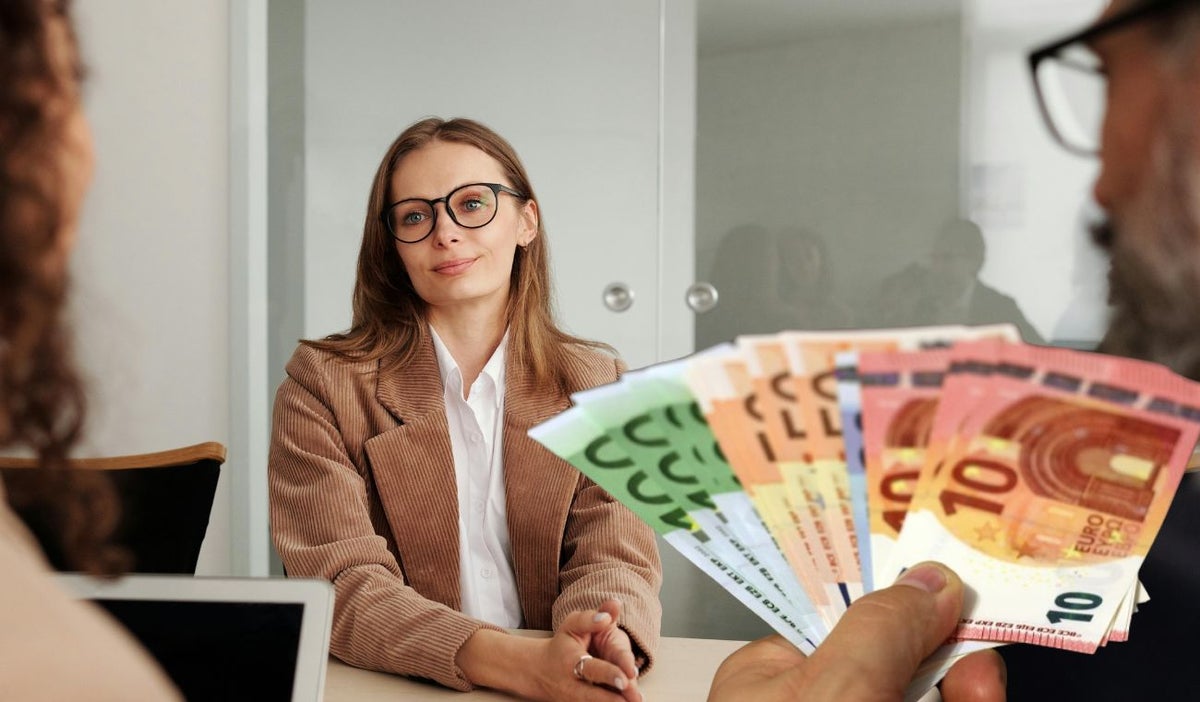 Una mujer en una entrevista de trabajo y euros