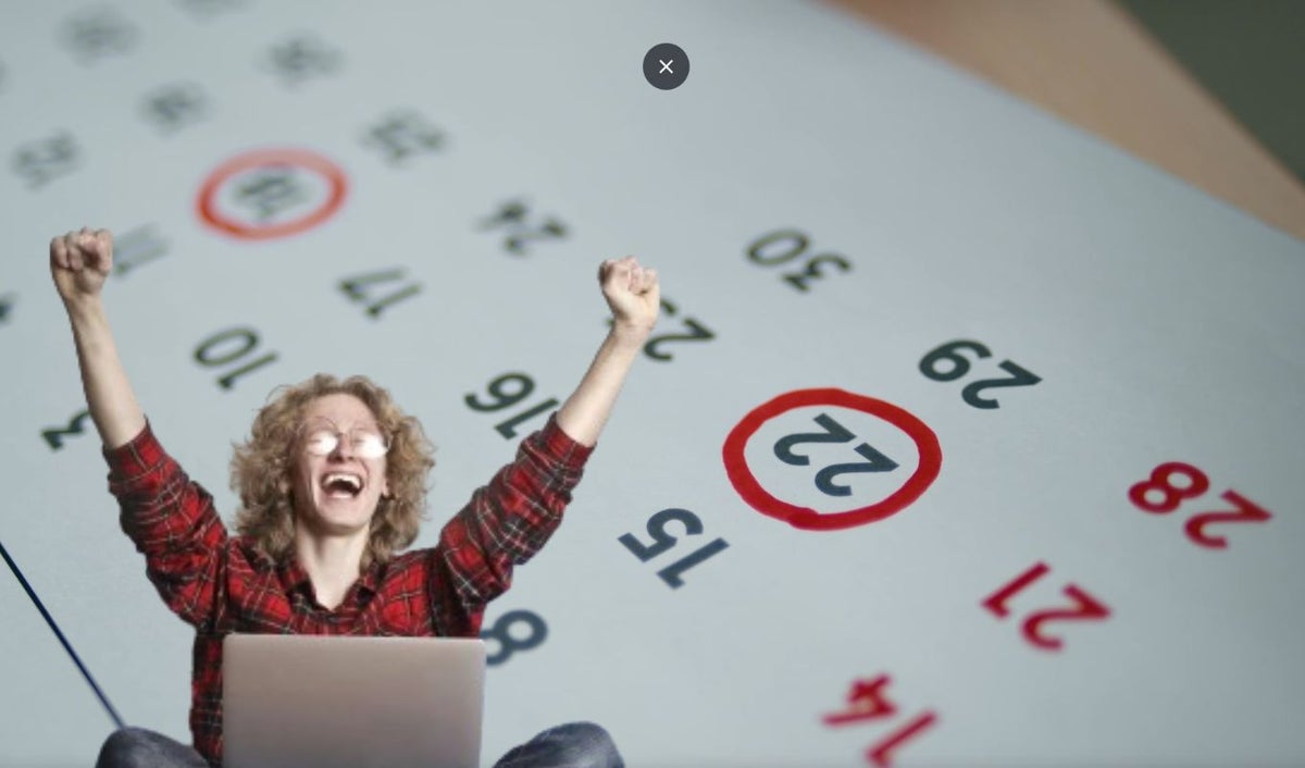 Un calendario en el fondo y una persona celebrando