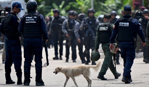 Oposición venezolana denuncia que policías "rodean" residencia de la Embajada argentina