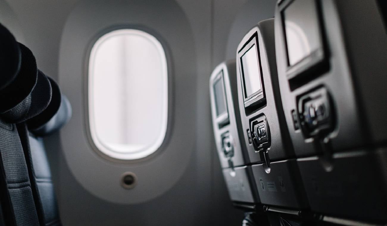 ¿Por qué no debe poner la cabeza en la ventana de un avión?