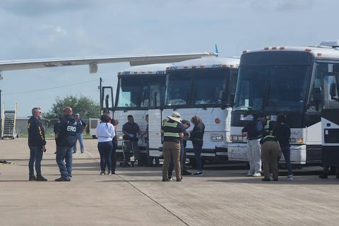 Colombianos deportados por oficiales de Migración en Estados Unidos