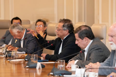 Presidente Petro y su equipo de salud.