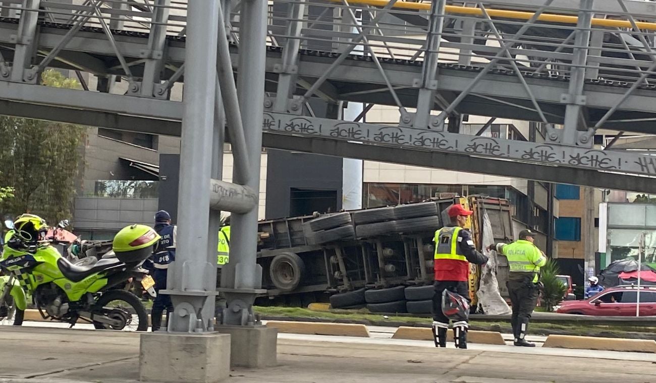 Enorme trancón en el norte de Bogotá por accidente de tractocamión