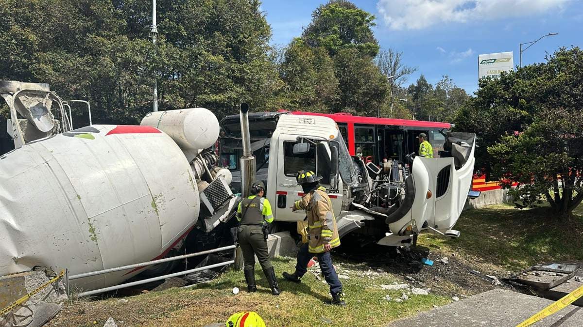 Accidente de mezcladora y articulado de Transmilenio en Suba.