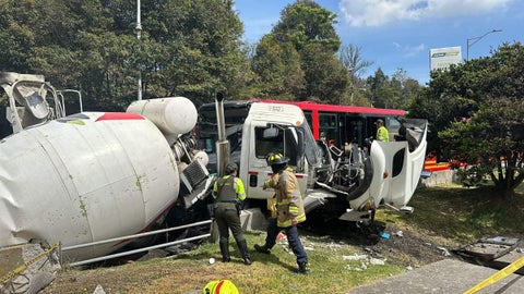 Accidente de mezcladora y articulado de Transmilenio en Suba.