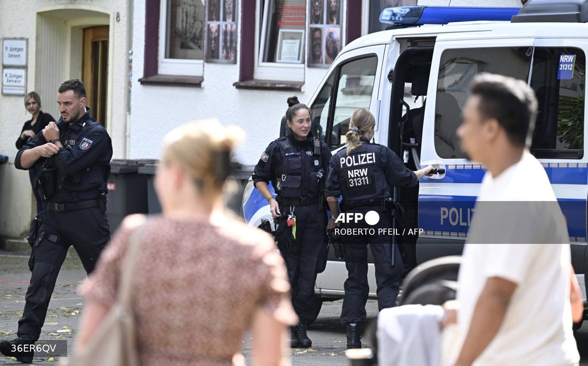Patrulla policial el 24 de agosto de 2024 cerca de la escena donde al menos tres personas fueron asesinadas y varias resultaron heridas cuando un hombre las atacó con un cuchillo la noche del 23 de agosto de 2024 en Solingen, al oeste de Alemania, durante un festival para conmemorar el 650 aniversario de la ciudad.
