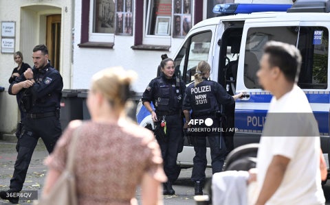 Patrulla policial el 24 de agosto de 2024 cerca de la escena donde al menos tres personas fueron asesinadas y varias resultaron heridas cuando un hombre las atacó con un cuchillo la noche del 23 de agosto de 2024 en Solingen, al oeste de Alemania, durante un festival para conmemorar el 650 aniversario de la ciudad.