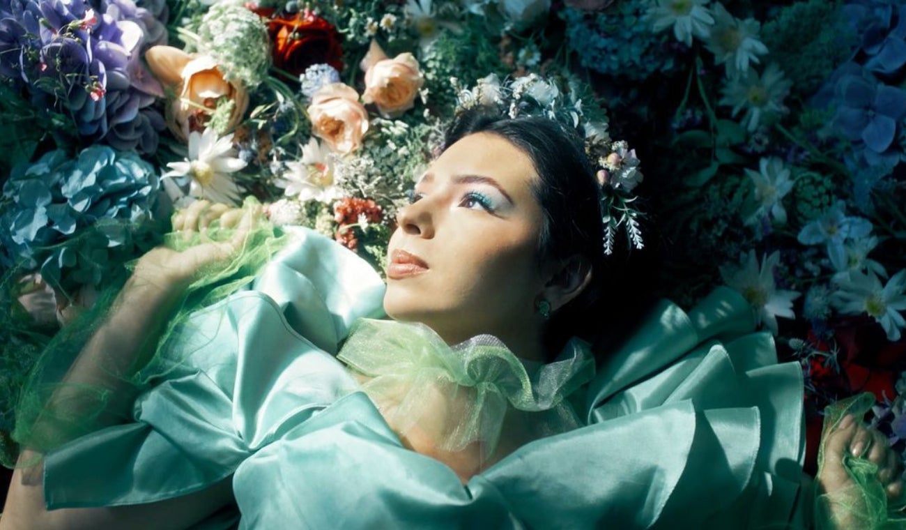 Ángela Aguilar posteó una foto luciendo la medalla de una Virgen.