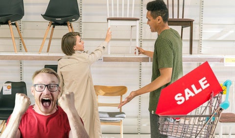 Pareja comprando y un carro de compras
