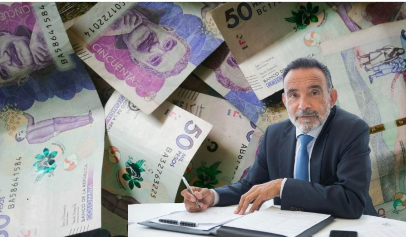 Billetes y un hombre trabajando