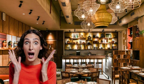 Restaurante y una mujer sorprendida
