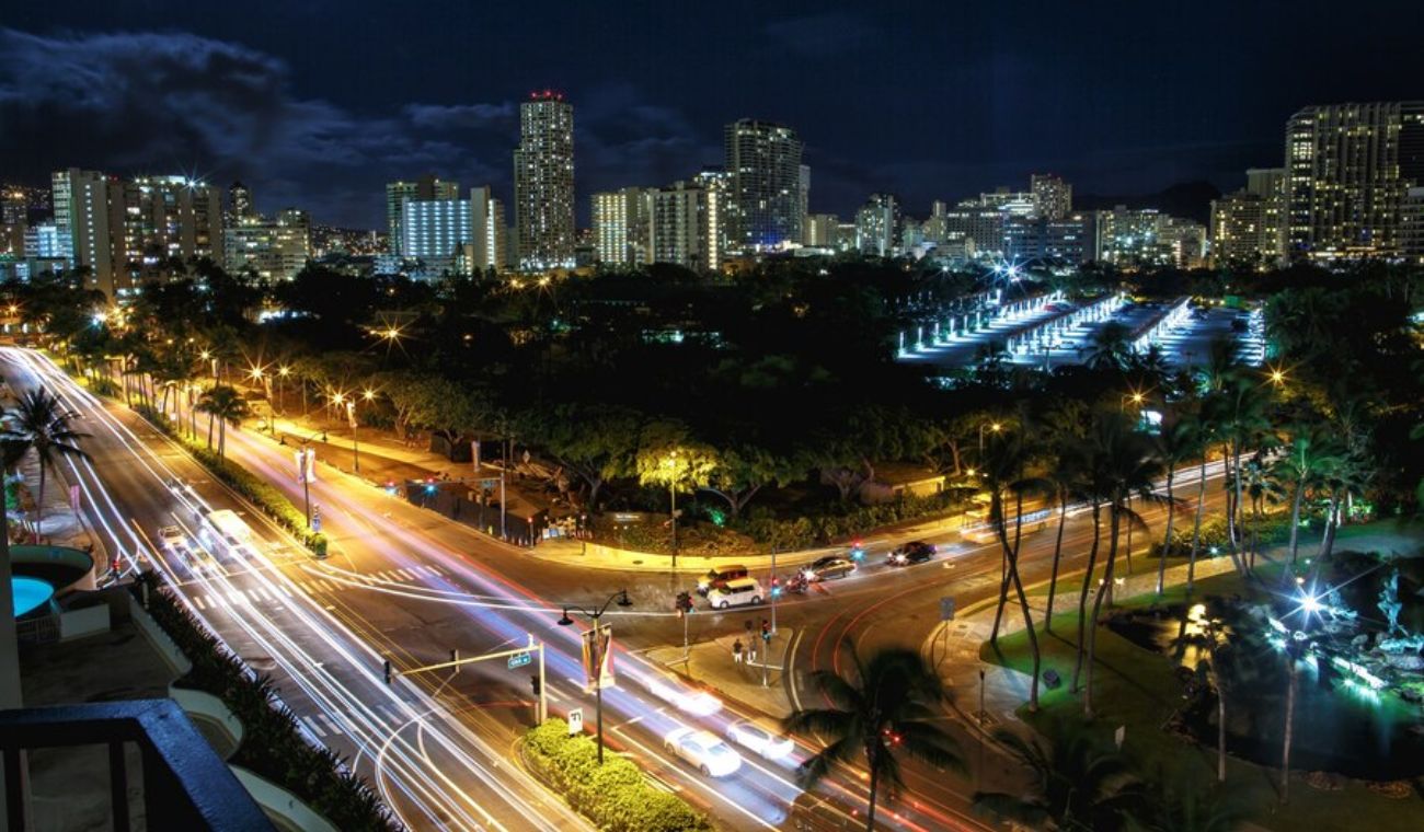 Vista nocturna de una ciudad