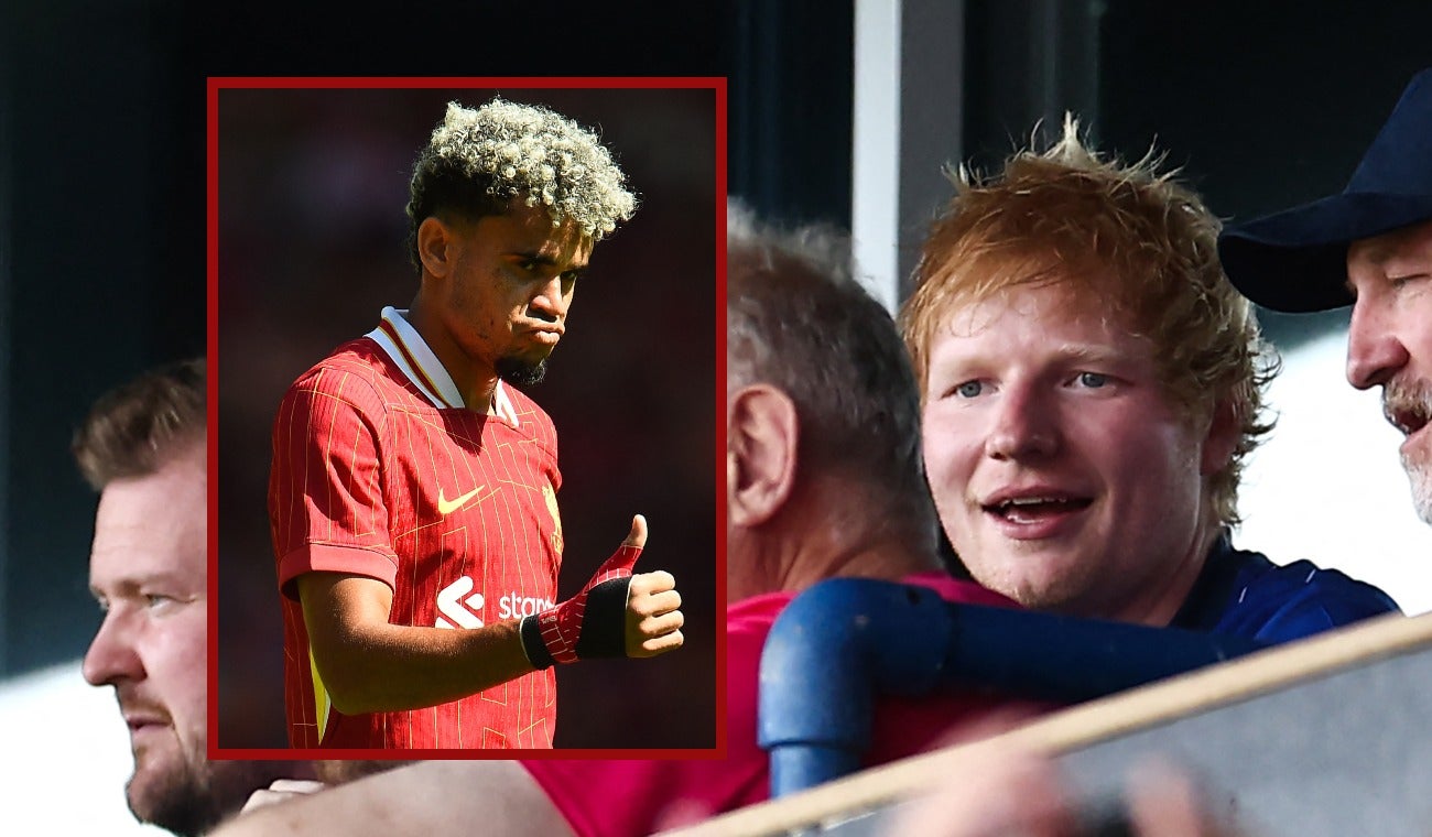 Ed Sheeran, en el partido Ipswich Town vs Liverpool. Luis Díaz fue titular