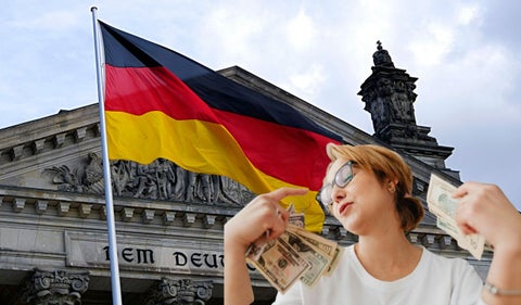 Bandera de Alemania y persona con dólares