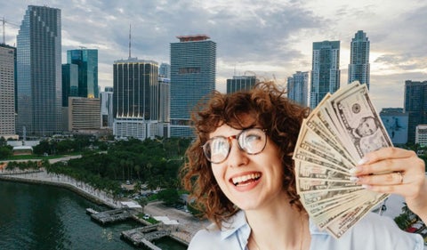 Miami y persona con dólares