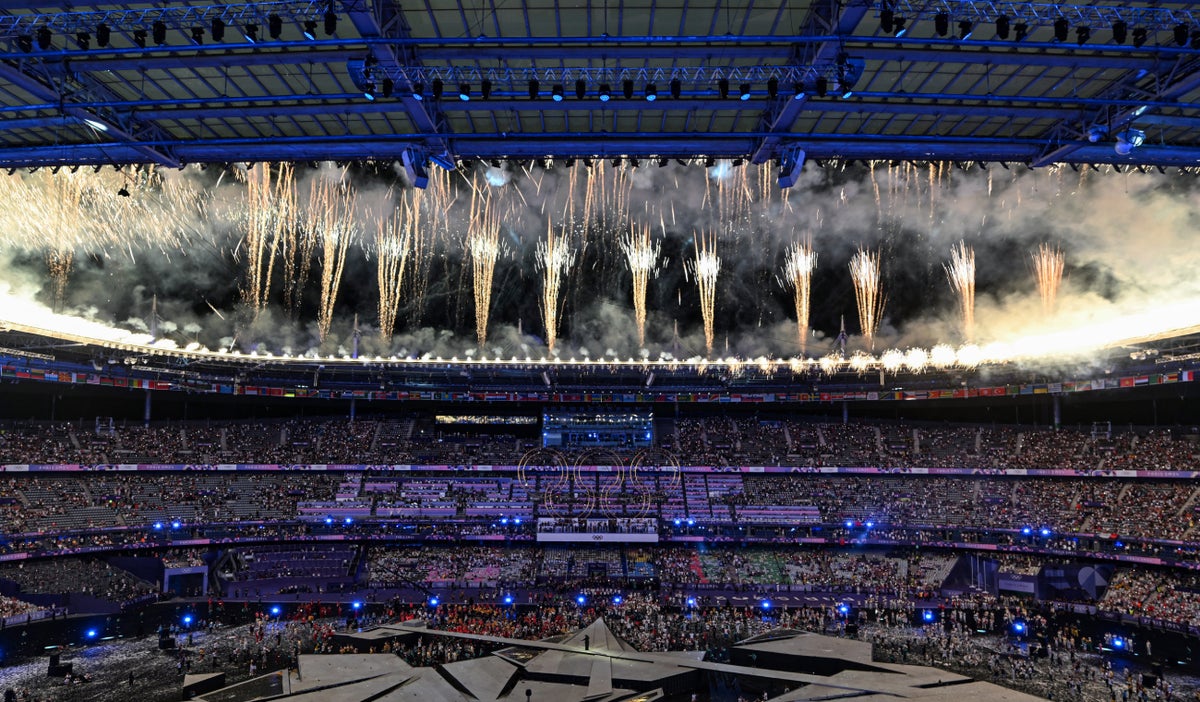 Fuegos artificiales durante la ceremonia de clausura de los Juegos Olímpicos de París 2024 en el Estadio de Francia