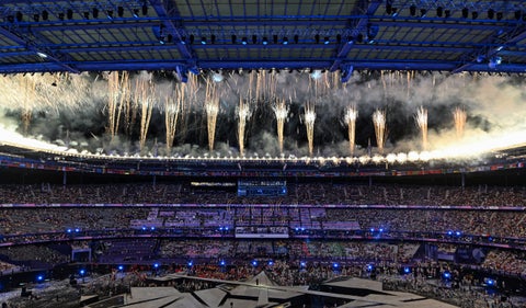 Fuegos artificiales durante la ceremonia de clausura de los Juegos Olímpicos de París 2024 en el Estadio de Francia