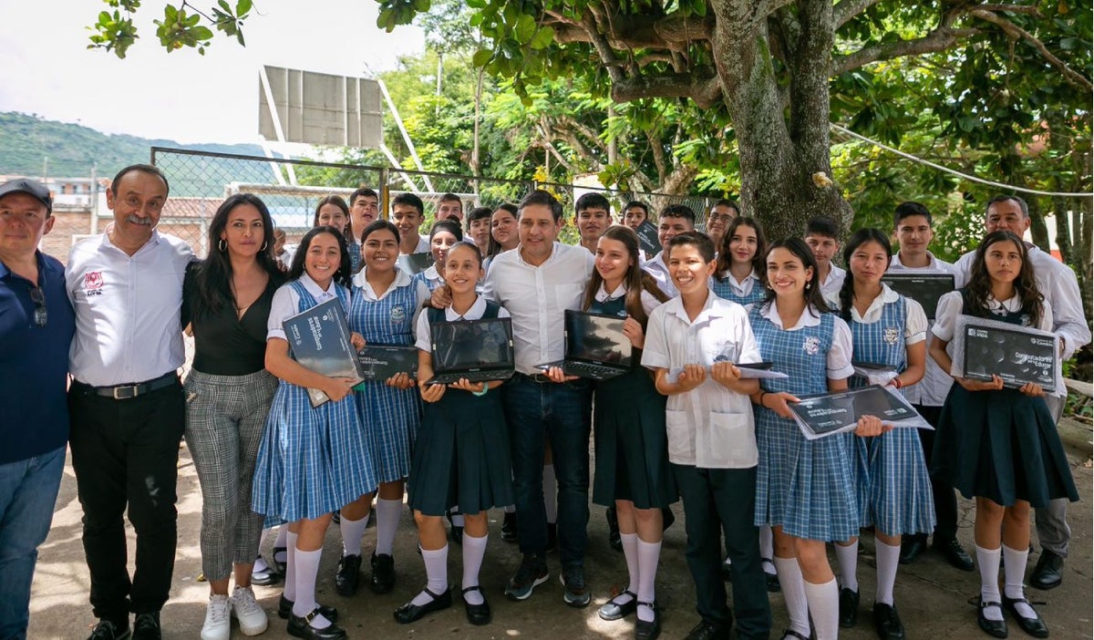 Entrega de computadores por parte de MinTIC