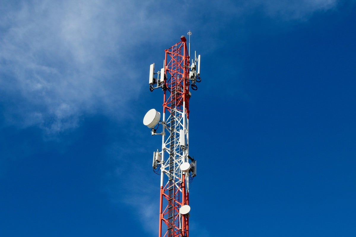 Millicom busca adquirir acciones de Movistar y Telefónica en Colombia, impactando el mercado de las telecomunicaciones.