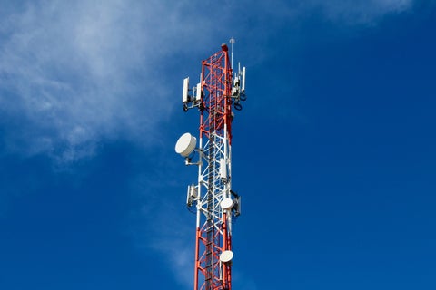 Millicom busca adquirir acciones de Movistar y Telefónica en Colombia, impactando el mercado de las telecomunicaciones.