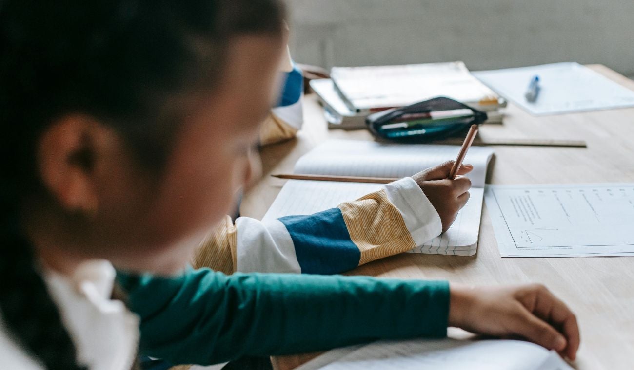 Niños estudiando