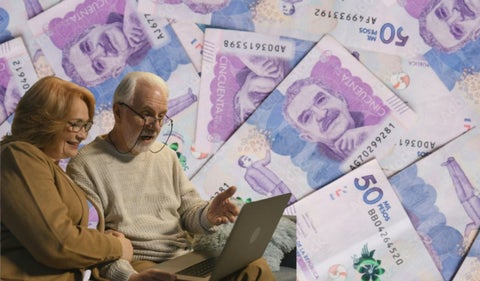 Billetes y una pareja de adultos mayores con un computador