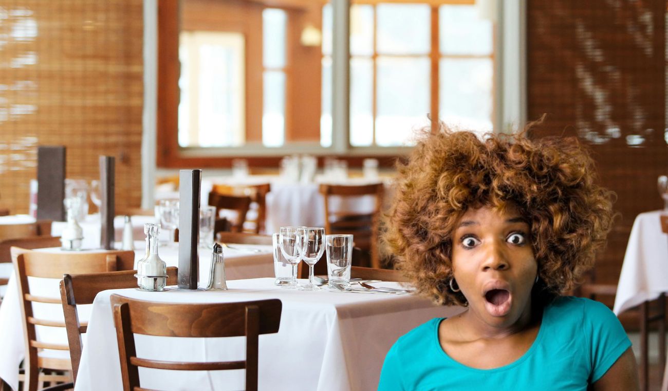 Restaurante y una mujer sorprendida