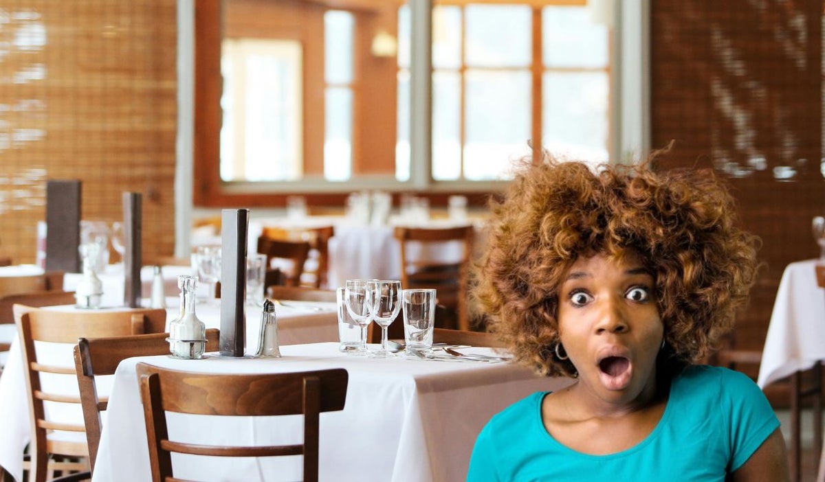 Restaurante y una mujer sorprendida