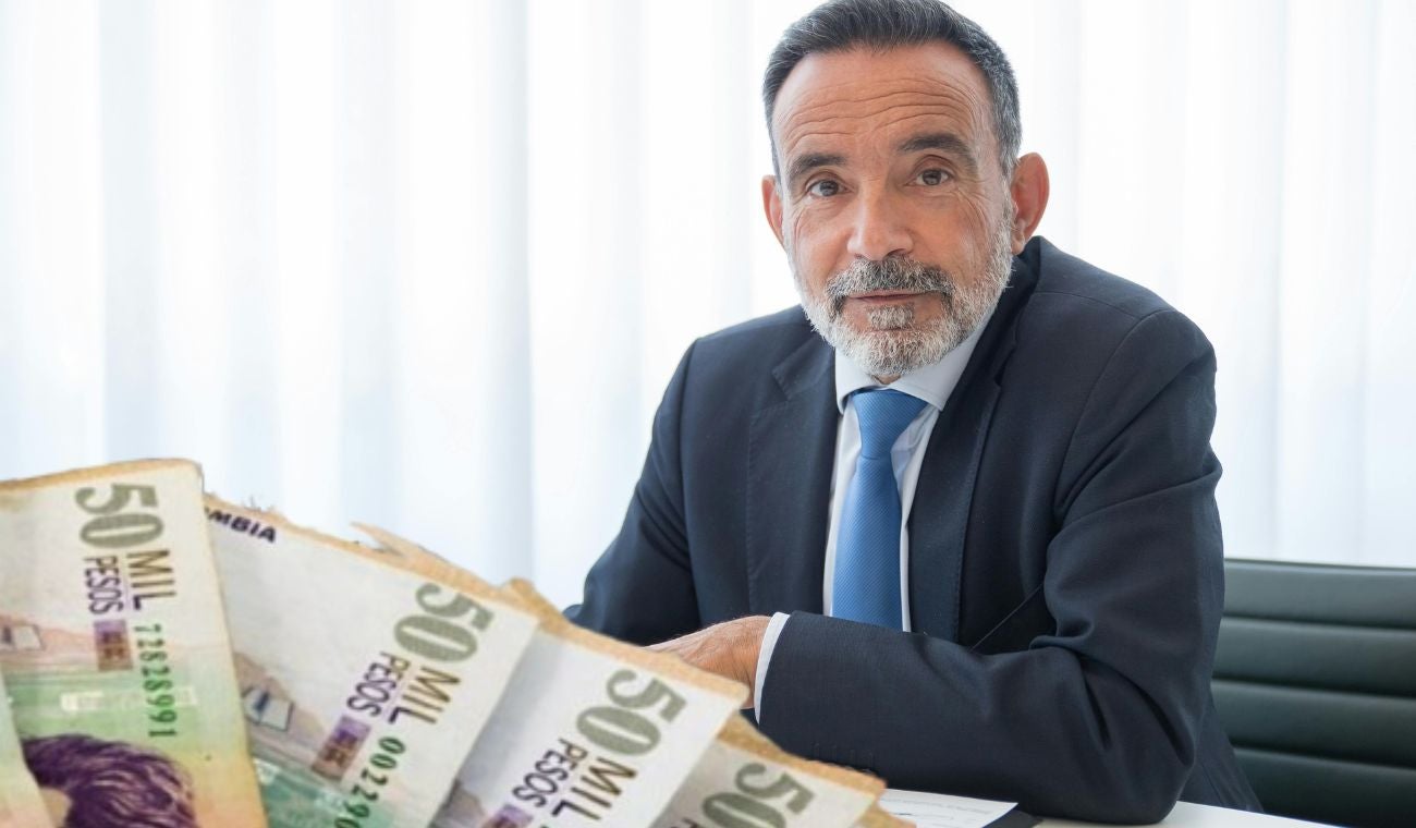Hombre mayor en un escritorio y billetes