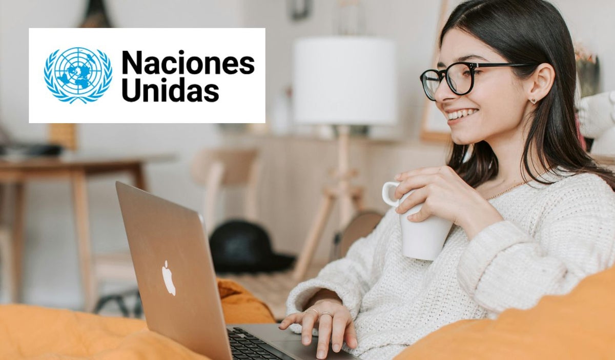 Logo de la ONU y una mujer con un computador y un café