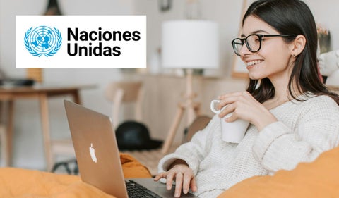 Logo de la ONU y una mujer con un computador y un café