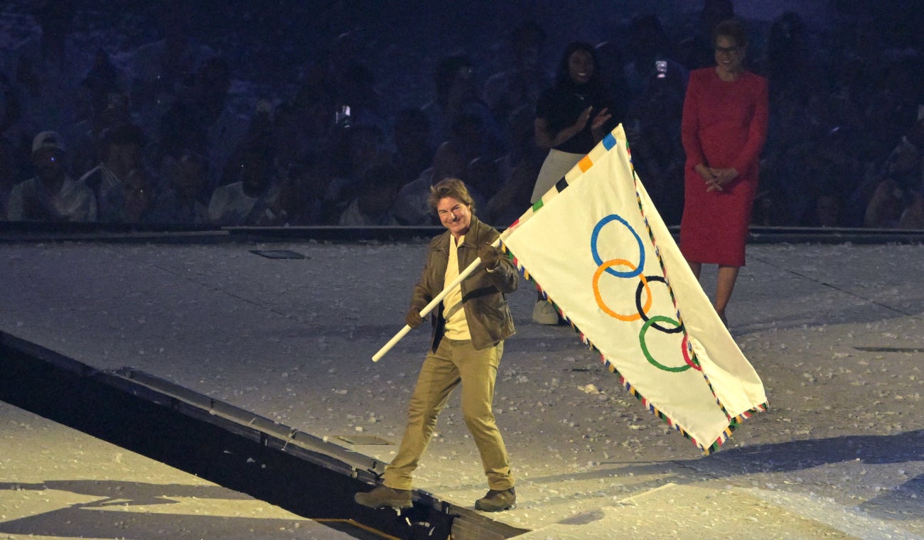 Tom Cruise recibe bandera de los Olímpicos