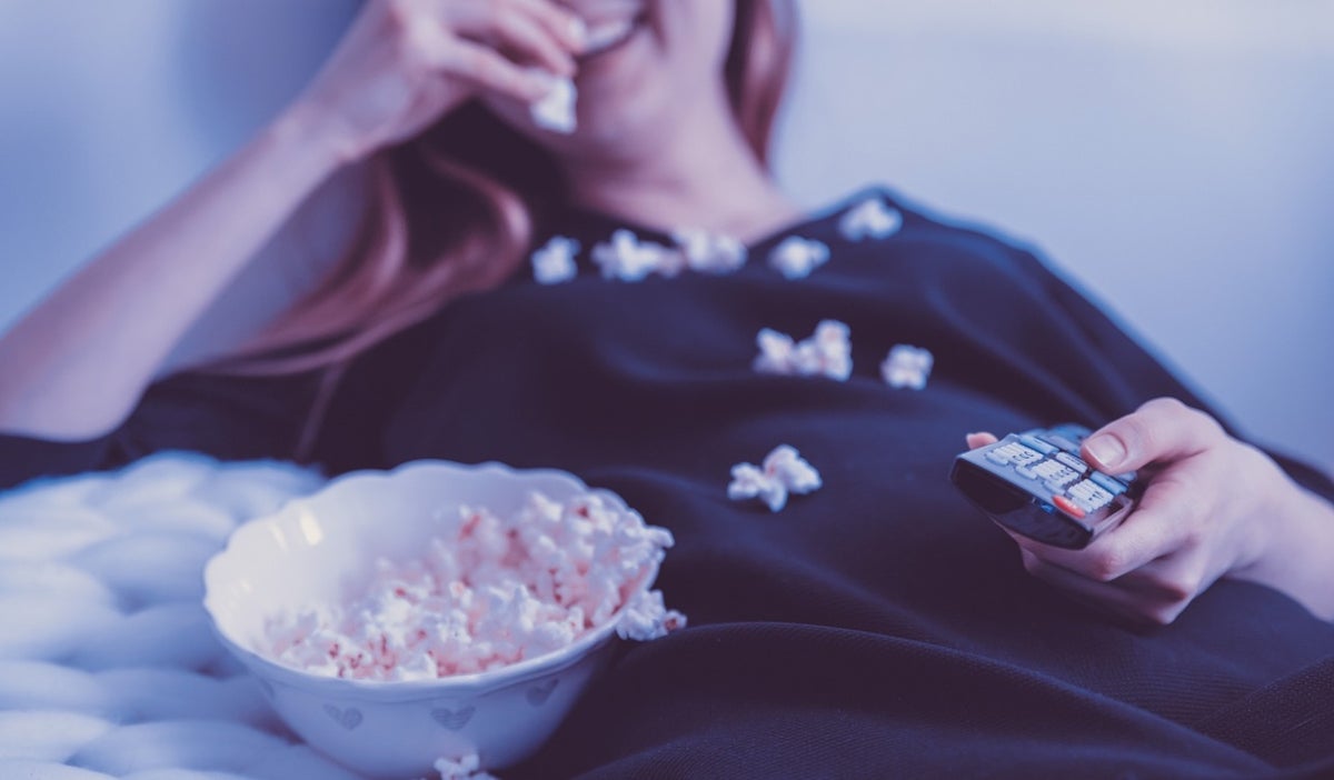 Mujer viendo películas
