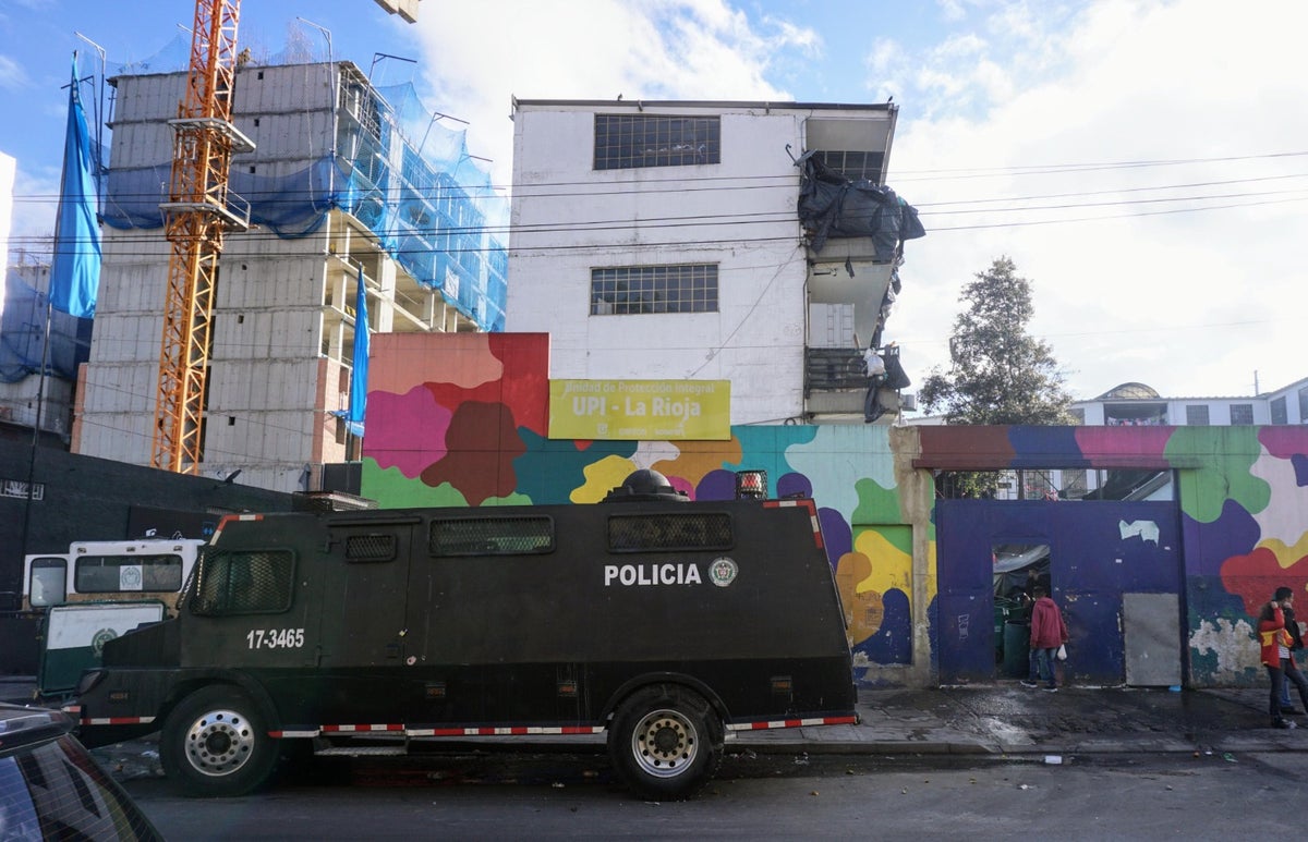 Disturbios en UPI La Rioja dejan 16 funcionarios lesionados, comunidad emberá rechaza reubicación. Autoridades evalúan daños y buscan acuerdos.