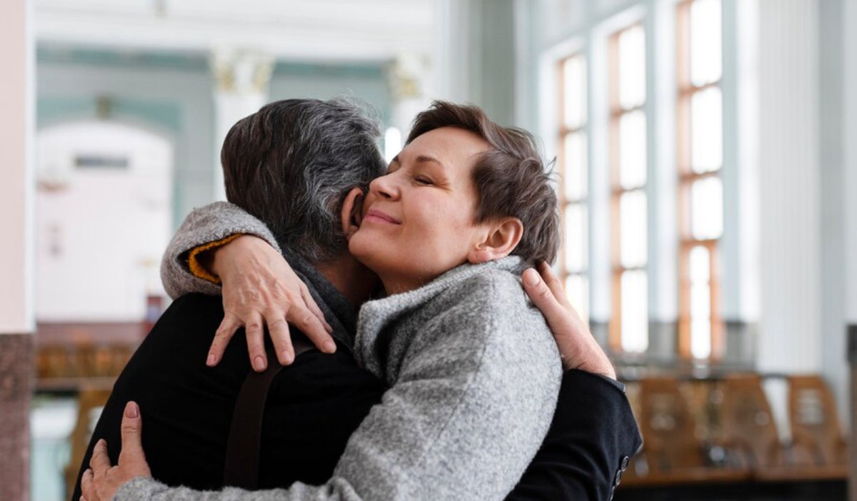 Abrazos: el gesto que fortalece relaciones y mejora la salud