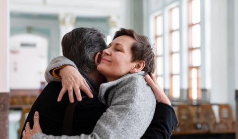 Abrazos: el gesto que fortalece relaciones y mejora la salud