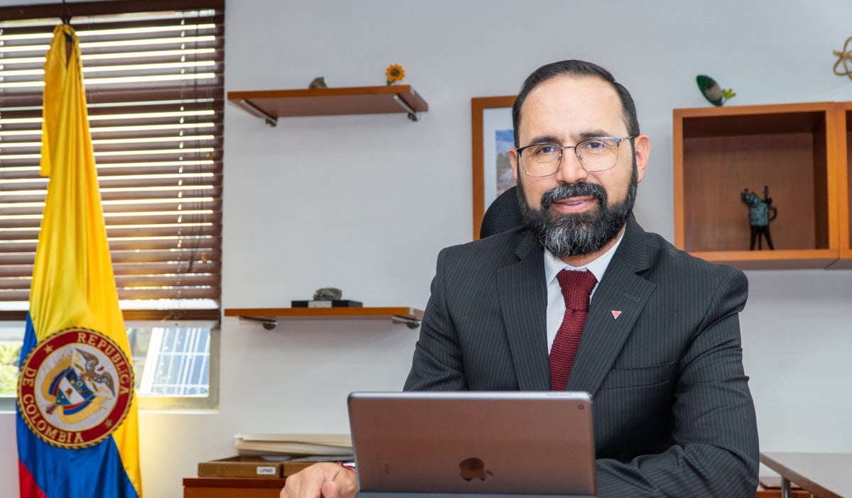 El ministro de Minas y Energía advierte sobre crisis climática global y la necesidad de diversificar energía en Colombia.