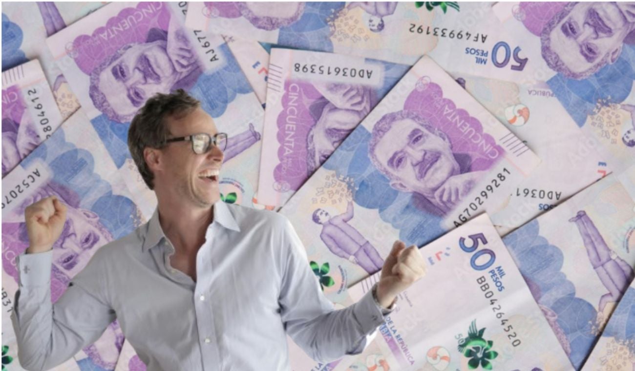Billetes y persona celebrando