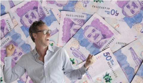 Billetes y persona celebrando