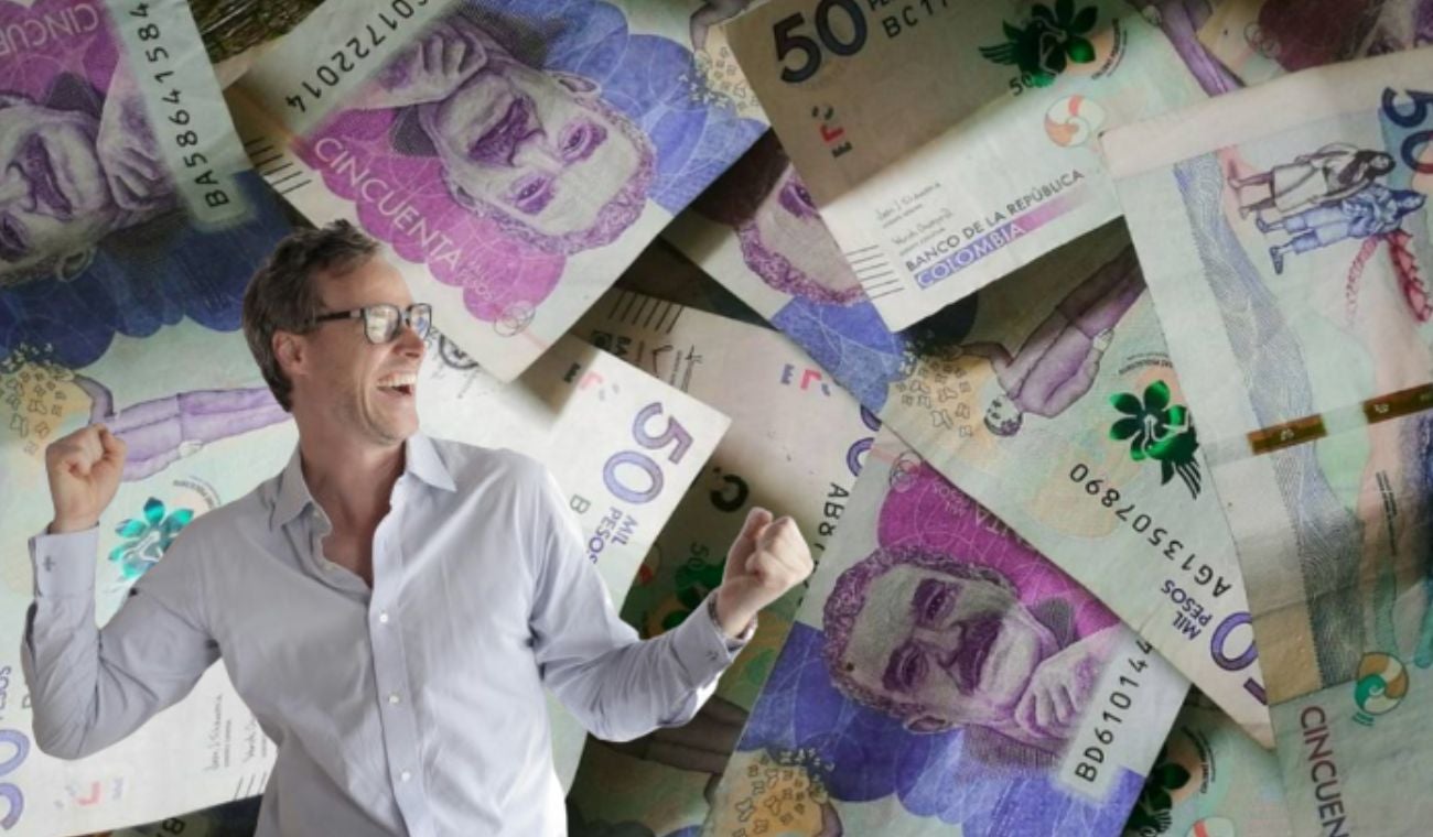 Billetes en el fondo y un hombre celebrando
